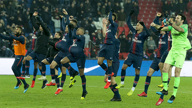Niềm vui vỡ òa của các cầu thủ PSG khi tiếng còi kết thúc trận đấu vang lên