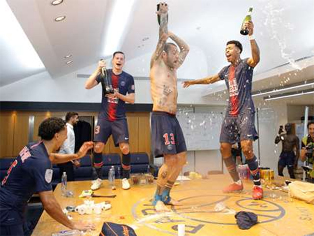 Màn ăn mừng của các cầu thủ PSG trong phòng thay đồ