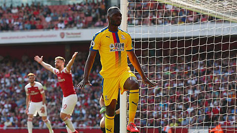 Benteke đã khiến Arsenal phải thua đau trên sân nhà