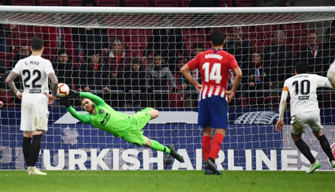 Parejo gỡ hòa 2-2 ở phút 77 trên chấm penalty