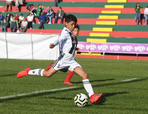 Ronaldo Jr. không bao giờ chấp nhận thất bại giống ông bố nổi tiếng của mình