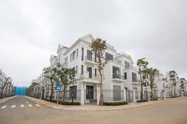 Hình ảnh những ngôi nhà Hy Lạp giữa đời thực tại phân khu Nguyệt Quế, Vinhomes Star City. Hệ thống cảnh quan từ những cụm tiện ích lớn đến cây xanh đô thị cũng đã được hoàn thiện để mang đến sức sống cho toàn dự án