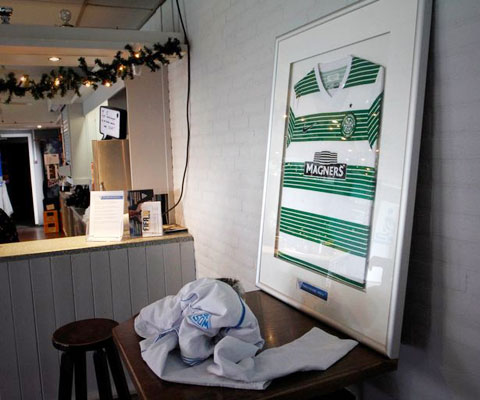Áo đấu Celtic của Van Dijk được trưng bày tại nhà hàng Oncle Jean