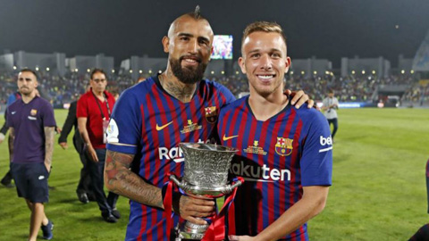Vidal (trái) sắp có thêm danh hiệu tại Barca