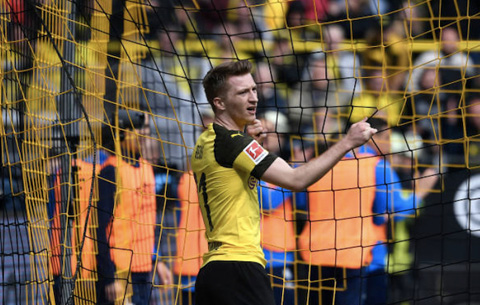 Đội trưởng Reus cùng tiền đạo trẻ Wolf nhận thẻ đỏ khiến Dortmund còn 9 người trên sân nhà chấp nhận thua chung cuộc