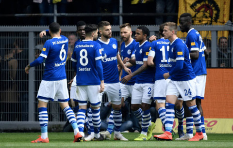 Schalke ngược dòng dẫn trước 2-1 trước khi hiệp 1 khép lại