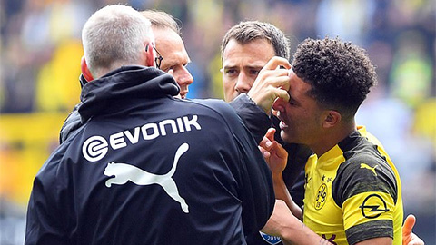 Sancho dính 'vật thể lạ' trong ngày Dortmund đầu hàng Bayern