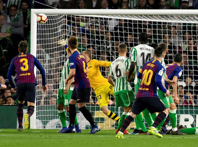 Ngày 18/3/2019: Messi lập hat-trick, đóng góp vào chiến thắng 4-1 của Barca trước chủ nhà Real Betis. Đáng chú ý sau khi Messi ghi bàn thắng 3 của riêng mình ở trận này, CĐV đội chủ nhà đứng bật dậy vỗ tay tán thưởng và hô vang tên anh