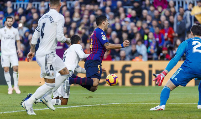 Vắng Messi, tiền đạo Luis Suarez tỏa sáng với một cú hat-trick giúp Barca giành chiến thắng 5-1 trước Real Madrid ngay trên sân Nou Camp