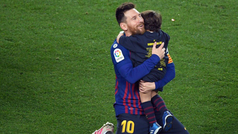 Vô địch La Liga, Messi tiến gần tới kỷ lục của Giggs