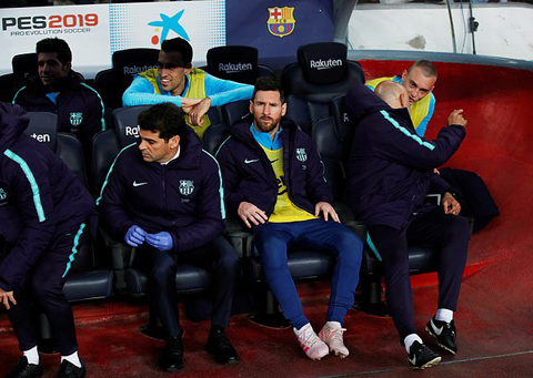 Messi quan sát các đồng đội từ ghế dự bị