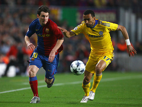 Hai năm sau, cầu thủ kèo phải đá cánh trái Bosingwa cũng trói được Messi