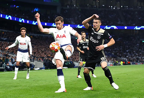 Trong 25 phút đầu, Tottenham đã bị cuốn theo lối chơi của Ajax