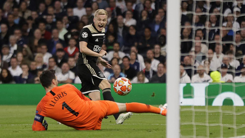 De Beek khéo léo đánh bại thủ môn Lloris để mang chiến thắng về cho Ajax