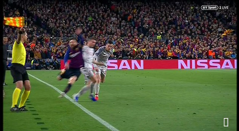 Messi chới với sau pha tắc bóng từ Robertson