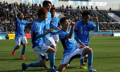 Lão tướng Kazu Miura (thứ 2 từ phải qua) chia vui cùng đồng đội sau 1 bàn thắng trong màu áo Yokohama FC
