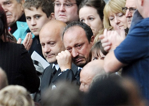 Benitez bật khóc trong một lần tham gia lễ tưởng niệm các nạn nhân của thảm họa Hillsborough