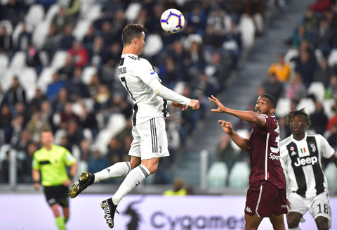 Roanaldo bật cao đánh đầu gỡ hòa 1-1 cho Juve trước Torino rạng sáng qua