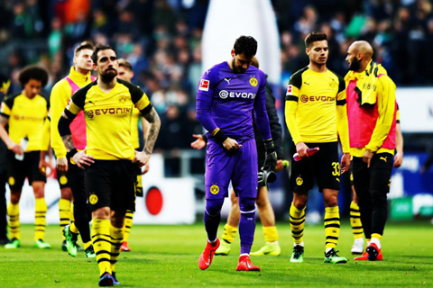 Các cầu thủ Dortmund thẫn thờ rời sân sau trận hòa Bremen 2-2