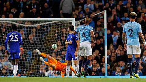 Kompany bỏ ngoài tai mọi lời ngăn và lập siêu phẩm cứu sống Man City