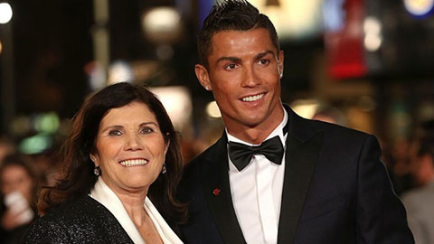 Mẹ Ronaldo đăng bình luận lạ khi bảo con trai giúp Juventus trụ hạng
