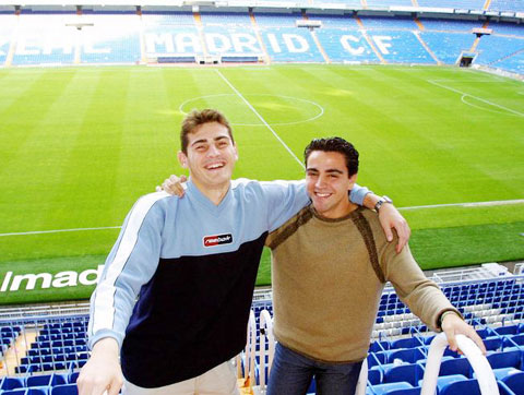 Xavi (phải) đã tuyên bố giải nghệ, còn Casillas (trái) cũng đang cân nhắc chia tay bóng đá sau cơn đột quỵ mới đây