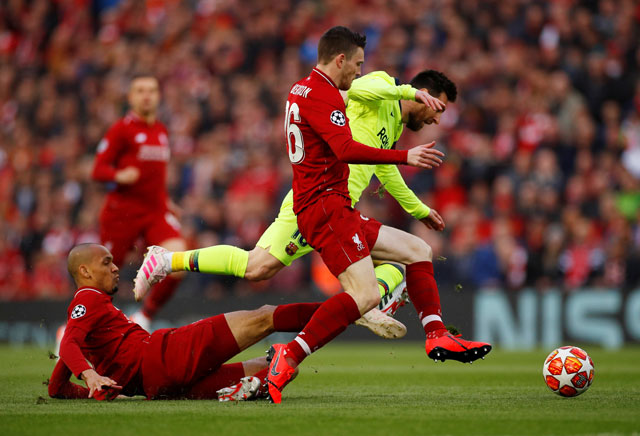 Messi bị khóa chặt bởi các hậu vệ áo đỏ