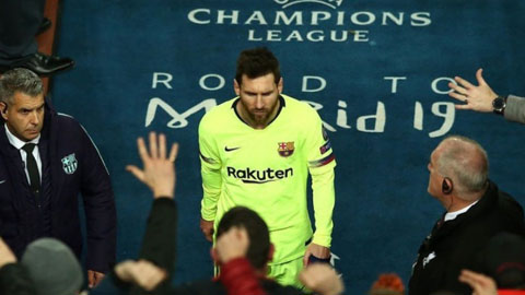 Messi bật khóc, bị fan cuồng chửi bới ở sân bay