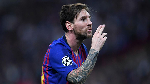 Messi dùng 7 chữ đáp trả fan Barca