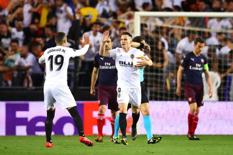 Kevin Gameiro ghi 2 bàn cho Valencia trong trận lượt về