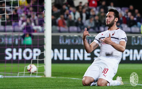 Calhannoglu ăn mừng bàn thắng vào lưới Fiorentina