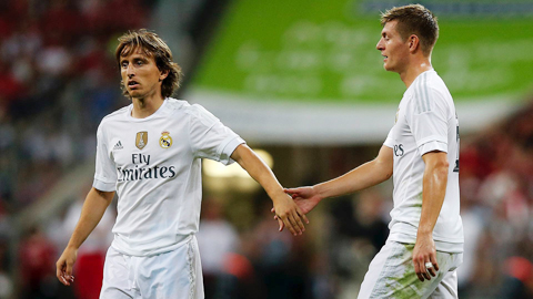 Zidane bảo vệ cả Kroos lẫn Modric