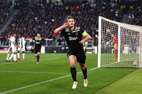 De Ligt ăn mừng bàn thắng trong màu áo Ajax