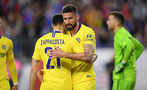 Giroud ăn mừng bàn thắng với người đồng đội Zappacosta