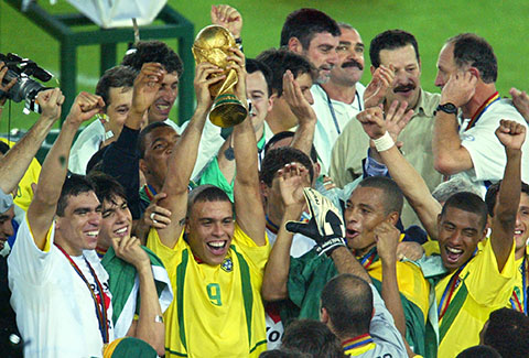 Ronaldo giành Vua phá lưới, đóng góp vào chiến tích vô địch World Cup 2002 của ĐT Brazil