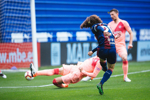 Cucurella bất ngờ đưa Eibar vượt lên dẫn trước ở phút 20