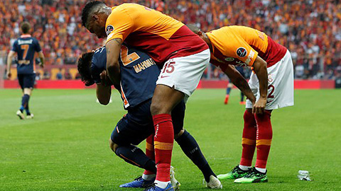 Bạo loạn ở derby Istanbul trong ngày Galatasaray đăng quang