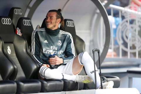 Bale cười tươi rói trên ghế dự bị của Real đêm qua