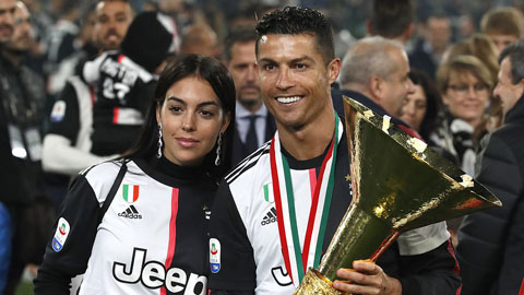 Ronaldo ăn mừng bên bạn gái sau khi cùng Juventus nâng cúp vô địch Serie A