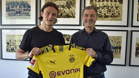 Nico Schulz (trái) trong ngày ra mắt Dortmund