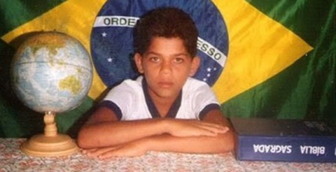 Alves khi còn là một chú bé