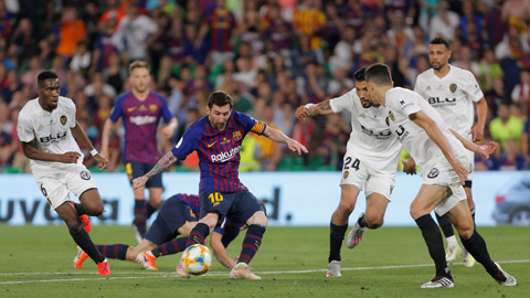 Trước sự bạc nhược của các đồng đội, Messi liên tục phải tả xung hữu đột trước hàng thủ Valencia