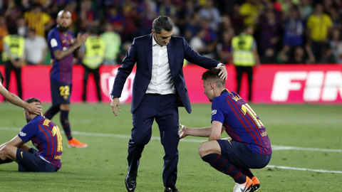 HLV Valverde an ủi học trò sau khi Barca gục ngã trước Valencia