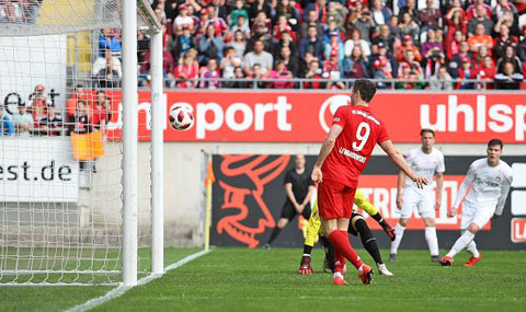 Lewandowski gỡ hòa cho Bayern sau khi vào sân từ ghế dự bị