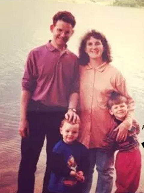 Robertson  (ảnh nhỏ, bên phải) chụp ảnh cùng bố mẹ khi còn nhỏ