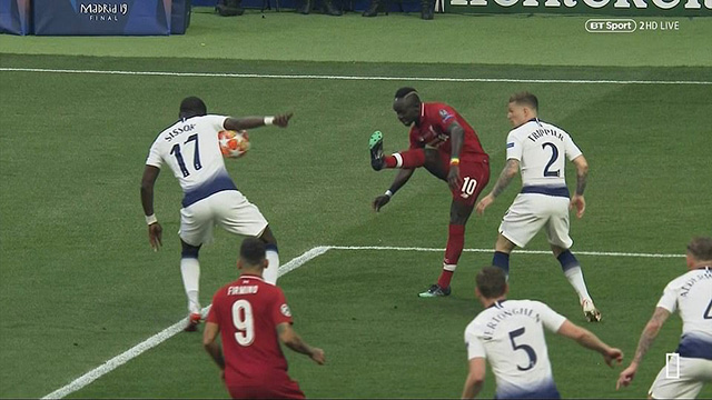 Ngay giây thứ 26, Mane thực hiện đường chuyền đưa bóng chạm tay Sissoko trong vòng cấm Tottenham và Liverpool được hưởng quả phạt 11m
