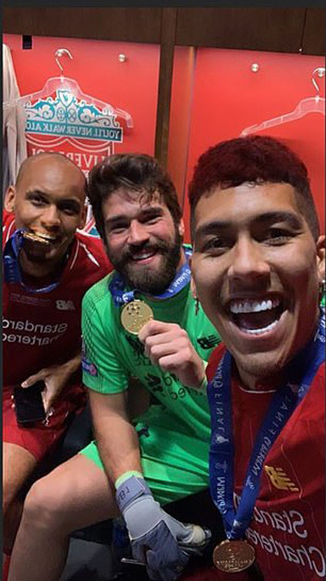 Bộ ba cầu thủ đến từ Brazil gồm Fabinho, Alisson và Firmno cùng chụp hình bên chiếc cúp vô địch Champions League