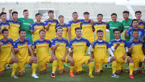 Không khí vui vẻ ngập tràn tuyển Việt Nam sau trận thắng Thái Lan