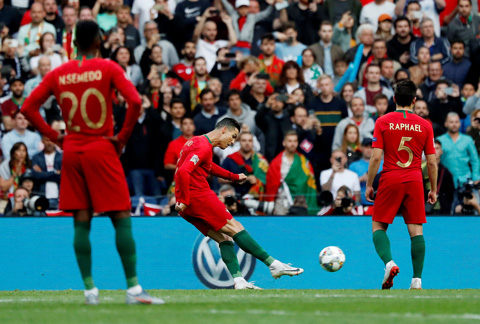 Ronaldo mở tỷ số ở phút 25 sau một cú đá phạt