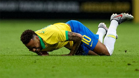 Neymar 'khoe' ảnh mắt cá phù nề to như quả ổi